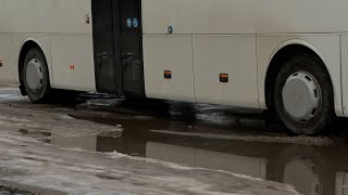 Jēkabpils autobusa parka šoferis tumsā un aukstumā izsēdina astoņus bērnus!