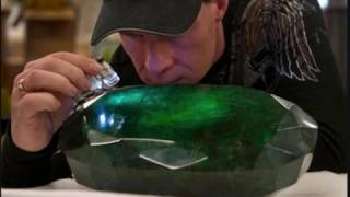 The world's largest cut emerald. มรกตเจียระไนที่ใหญ่ที่สุดในโลก