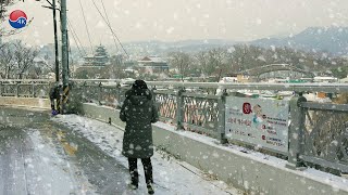 Snowy SEOUL, BUKCHON HANOK VILLAGE with the First Snow Falls. Seoul Travel Walker.