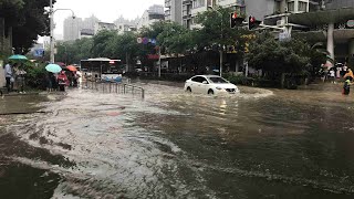 武汉早高峰遭遇暴雨 市民淌水上班