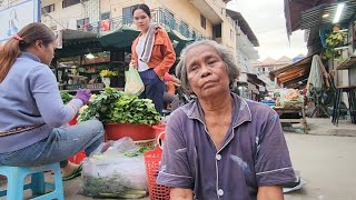 អ៊ំស្រីប៉ោ ម៉ាក់អង្កុយដាក់ជញ្ចីងថ្លឹងយកប្រាក់ចិញ្ចឹមជីវិតនៅផ្សារទួលពង្រ