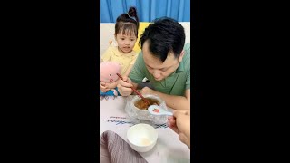 爸爸一点儿肉都不给妈妈吃！ #funny #cute #baby #comedy