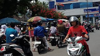 Menunggu Di Depan Sekolahan