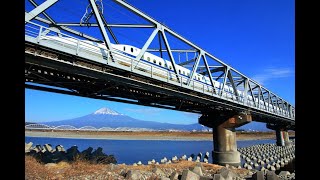 富士山バックに富士川橋梁を渡る東海道新幹線