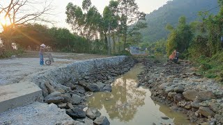 Leveling the surface to pour concrete roads, reinforcing the foot of the wall after the flood season