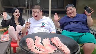 합 400kg 돼지형제와 153cm 여캠의 솥뚜껑 삼겹살 먹방!