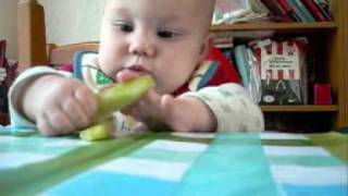 Eline eerste keer eten.wmv