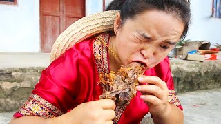 The way to eat lamb is to use chili as a dipping sauce, hold it in your hand, and enjoy it