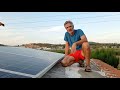 instalación solar casa de campo aislada de la red. paneles solares policristalinos