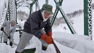 北海道ＪＲ深名線の遺構「雨竜川橋梁」雪から守れ　保存会が雪下ろし（2014/02/03）北海道新聞