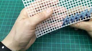 طريقة  غرزة الؤلؤة علي البلاستيك كنافاه مكتبة الغرز  pearl stitch  plastic canvas, Stitches Library