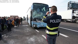 Modena Sud, auto speronata da un pullman: ferite due donne