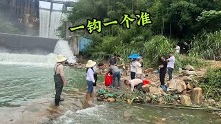 水库大鱼从50米高冲出，江西钓鱼高手都来了，一钓一个准全是大鱼