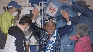 恒例…水をかけられバンザイ　名古屋市長選挙　河村たかし氏当選