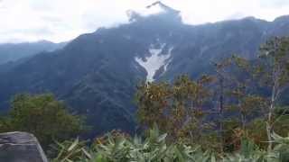 五竜岳登山　中遠見山のピークから眺める鹿島鑓ヶ岳などの風景