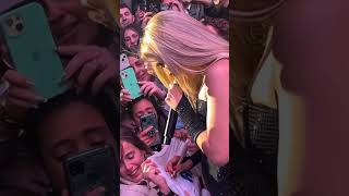 Ana Mena cantando y firmando Autógrafos #anamena