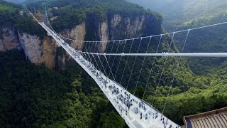 Glass-bottom bridge opens in China