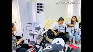 မင်မင်တို့ Guitar Class မှ ကျောင်းသားများ အပျော်လေးတီးဖြစ်ကြတဲ့(အတိုင်းထက်အလွန်)သီချင်းလေးပါရှင့်