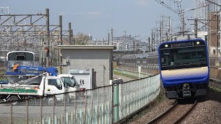 幕張車両センターにいるE131系の横を通過して行く総武快速線E217系＆E235系1000番台