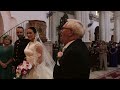 padre canta a su hija en el altar