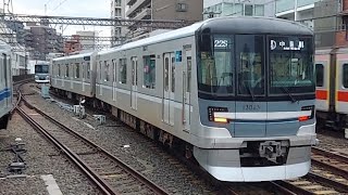 東京メトロ日比谷線13000系13103F各駅停車中目黒駅行き中目黒駅発車