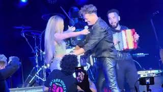 Vídeo completo de cuando Shakira sorprende a Carlos Vives en pleno concierto -Miami Tour de 30 años