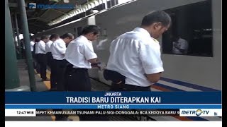 Reaksi Warga Melihat Gestur Hormat Petugas KAI Saat Kereta Berangkat