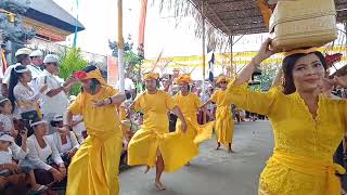 nyenuk barak lan kuning ring karya agung pura desa, adat sanggulan tabanan