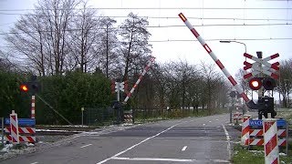 Spoorwegovergang Elst // Dutch railroad crossing