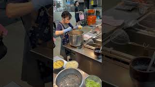 CNN推薦必吃台北美食。「矮仔財滷肉飯」隱身在北投市場，不到11點已排超長人龍。黑金滷肉飯吃起來肥而不膩，滷汁搭配粒粒分明的白飯，油香沒有黏膩感，香氣四溢。榮獲米其林必比登推薦！