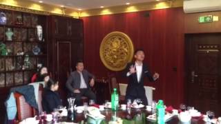 中国曲协访问波兰。 明男男表演武松打虎