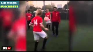 Angel Di Maria competes to Ball With Touches Of Player Woman Manchester United | 2014-15