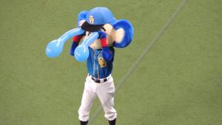 2016.4.22 昇竜デーのヤクルト戦 ラッキーセブンで燃えドラです（ドアラの風船タイム）。