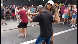 OLHA O MOMENTO QUE A MORENA DE BONÉ MOSTRA TODO TALENTO🎤NESSE SHOW DE RUA.(25/01/2025).