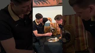 The Polish duo tries Arabic tea for the first time 🍵 #fcbarcelona #lewandowski #szczęsny #shorts