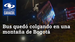 Bus quedó colgando en una montaña de Bogotá: impresionante accidente