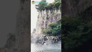 亚洲唯一直接流入海中的瀑布: 正房瀑布. The only waterfall in Asia that flows directly into the sea: Jeongbang Falls.