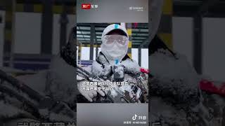 武警官兵在风雪中坚守岗位