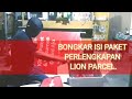 Bongkar isi paket untuk mitra lion parcel.