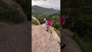 三姐爬山 Three sisters Climbing the Mountain