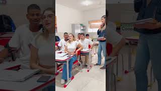 CANTEI PARA OS MEUS AMIGOS NA SALA E ME SURPREENDI COM A REAÇÃO DELES 😳🎤