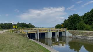 Falochron i wrota sztormowe na kanale jamneńskim (breakwater and storm gates on the channel)