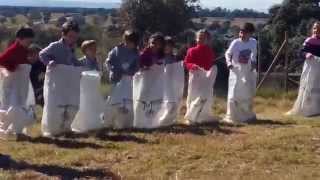 carrera de sacos de niños