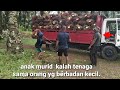 BERLOMBA ANGKAT BUAH SAWIT BESAR.