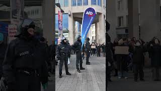 AfD Infostand mit Polizeischutz