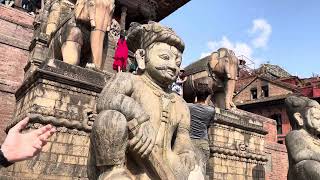 Who made the wrestlers at the Nyatapola temple in Bhaktapur?