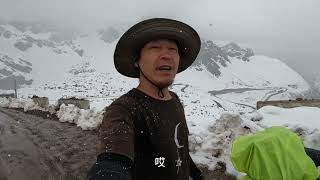 骑行西藏翻雄珠拉山又遇下雪，雪堆存了城墙，温度突然下降