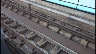 鉄輪式リニアモーターカーの都営大江戸線（月島駅）の軌道間にあるリアクションプレート