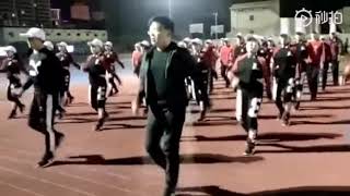 小学校长带领学生跳鬼步舞，看看别人家的校长！Chinese primary school principal leads students to dance \