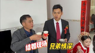 小勇结婚吃席现场视频，炮哥跟小勇碰杯，兄弟情深，感情好【广西炮哥的生活】